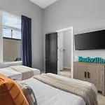 11 Beds 4 Bedrooms 4 Baths With A Rooftop Deck And Garage