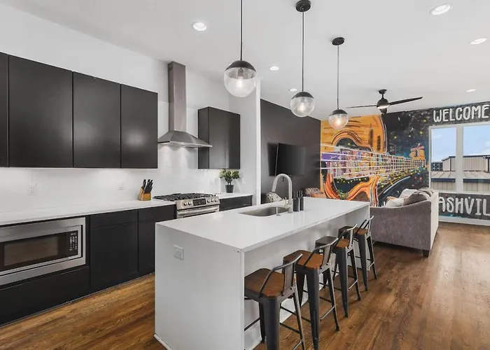 11 Beds 4 Bedrooms 4 Baths With A Rooftop Deck And Garage