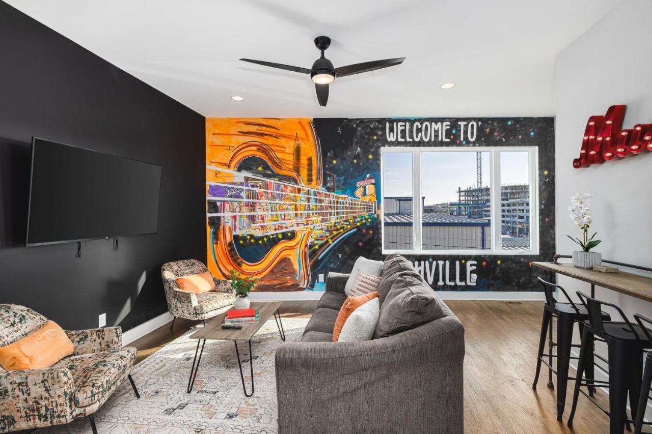 11 Beds 4 Bedrooms 4 Baths With A Rooftop Deck And Garage *