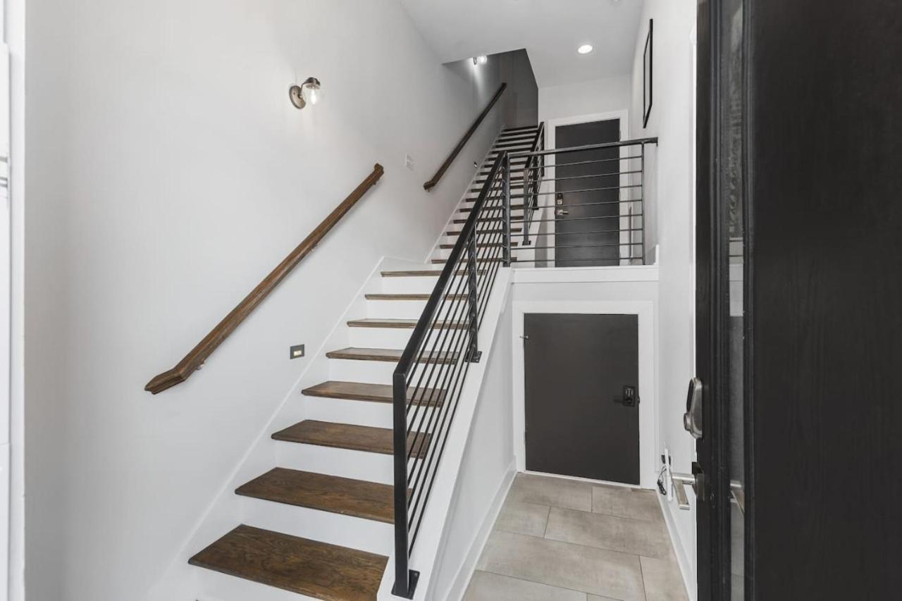 11 Beds 4 Bedrooms 4 Baths With A Rooftop Deck And Garage Holiday home