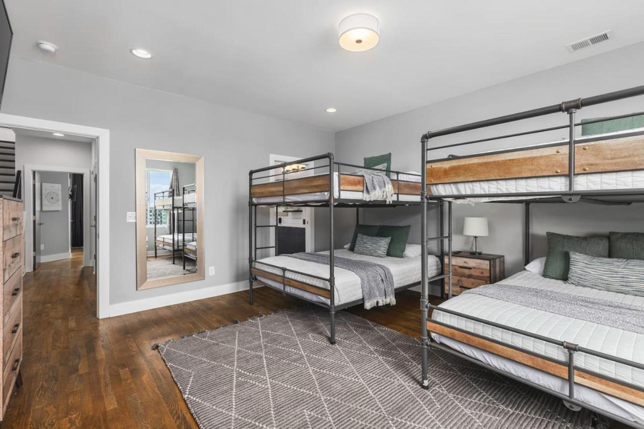 11 Beds 4 Bedrooms 4 Baths With A Rooftop Deck And Garage Holiday home Nashville
