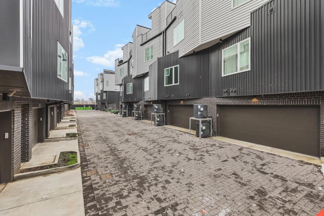 11 Beds 4 Bedrooms 4 Baths With A Rooftop Deck And Garage Nashville
