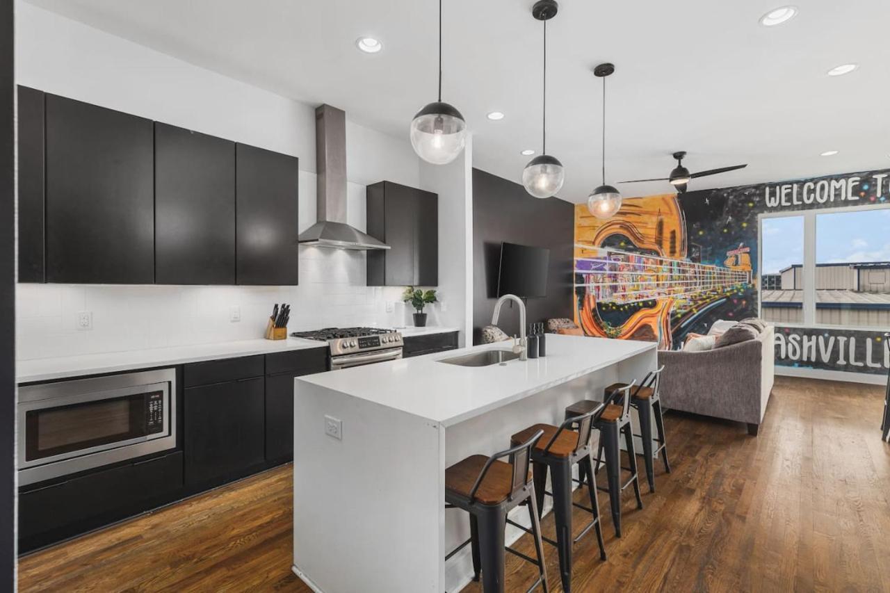 11 Beds 4 Bedrooms 4 Baths With A Rooftop Deck And Garage * Nashville