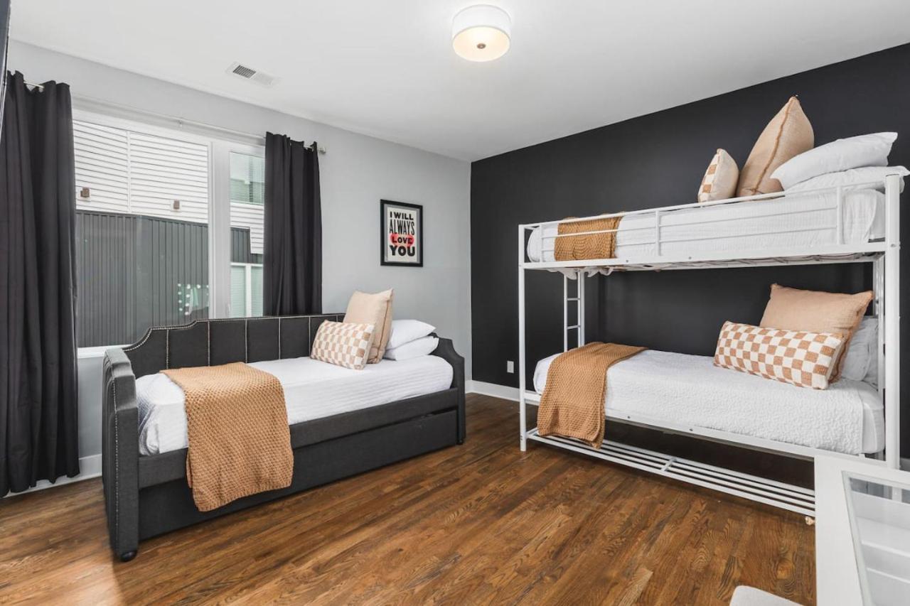 11 Beds 4 Bedrooms 4 Baths With A Rooftop Deck And Garage *
