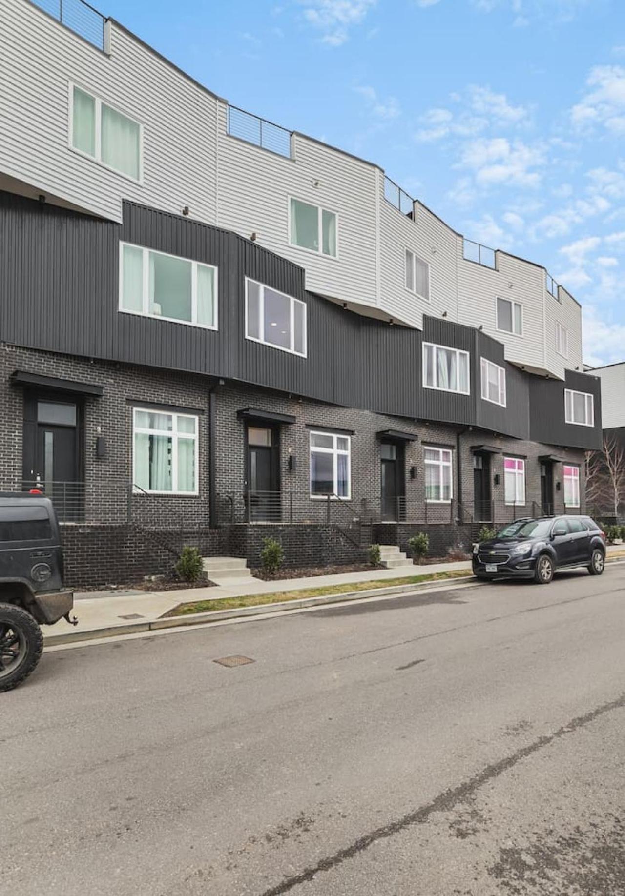 11 Beds 4 Bedrooms 4 Baths With A Rooftop Deck And Garage *